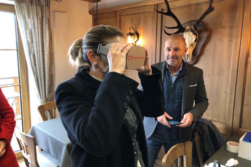 Bürgermeisterin Sibylle Entwistle testet die VR-Brille