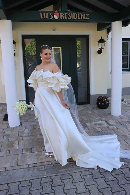 Braut im Brautkleid vor der Vils-Residez